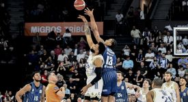 Anadolu Efes, Fenerbahçe Beko'yu 102-93 yendi